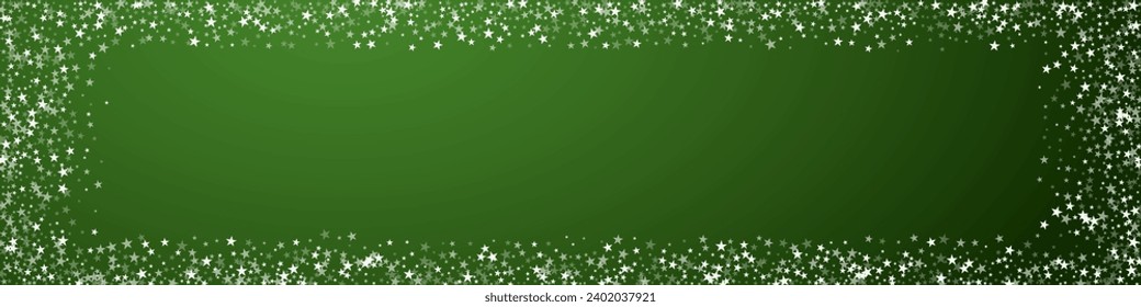 Schöner Schneefall-Weihnachtshintergrund. Subtile fliegende Schneeflocken und Sterne auf Weihnachtsgrünem Hintergrund. Schöne Schneefall-Overlay-Vorlage. Panoramavektorgrafik.