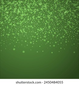 Hermoso fondo de Navidad de nevada. Sutiles copos de nieve voladores y estrellas en el fondo verde de Navidad. Hermosa Plantilla superpuesta de nevada. Ilustración vectorial cuadrada.