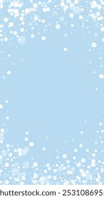 Hermoso fondo de Navidad de nevadas. Copos de nieve voladores sutiles y estrellas sobre fondo de invierno azul claro. Hermosa Plantilla de superposición de nieve. Ilustración vectorial de Vertical.