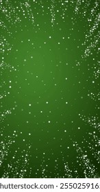 Fundo bonito de Natal de queda de neve. Flocos de neve voadores sutis e estrelas no fundo verde de Natal. Modelo de sobreposição de queda de neve bonita. Ilustração vetorial vertical.