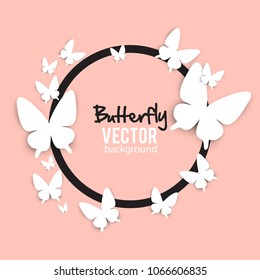 Hermoso fondo de verano con mariposa de papel blanco