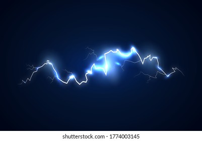 Hermosa tormenta aislada en un fondo oscuro. Velocidad de rayo realista para el diseño de truenos y relámpagos.