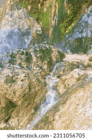 hermosa cascada en rocas y vectores de piedra  