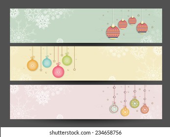 Hermoso encabezado de sitio web o conjunto de banners decorados con bolas de Navidad colgantes para Feliz Navidad y Feliz Año Nuevo 2015.