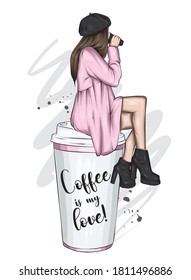 Una hermosa mujer con abrigo, botas y una boina se sienta sobre un gran vaso de café. Moda y estilo, ropa y accesorios.