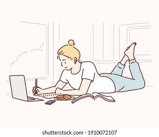 Hermosa mujer sobre alfombra blanca usando laptop en moderno y acogedor salón interior, estudiando y relajándose en casa con libros, galletas y taza de té.Ilustración de diseño vectorial estilo dibujado por mano.