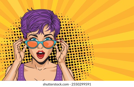 Mulher bonita com cabelo roxo usando óculos no estilo pop art. Em um fundo colorido. Estilo de quadrinhos vetor de arte pop