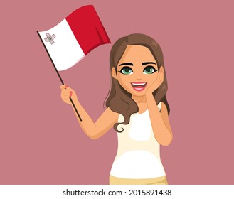 Mujer joven y hermosa maltesa ondeando la bandera de Malta con la mano en la cara sobre el fondo rosado