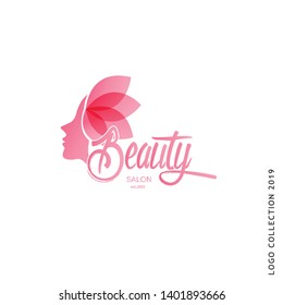 Mujer del salón de belleza silueta facial , pelo de hoja , placa con logo calligráfico