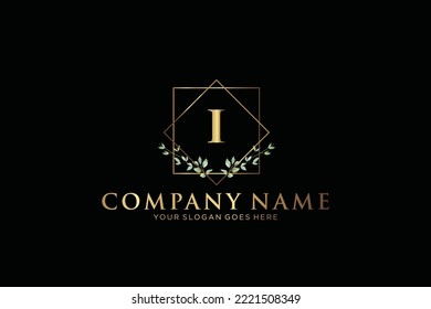 I Logo inicial del vector de belleza, letras doradas florales con hojas de flores y manchas doradas aisladas en fondo blanco. Ilustración vectorial para boda, tarjetas de felicitación, diseño de plantillas de invitaciones
