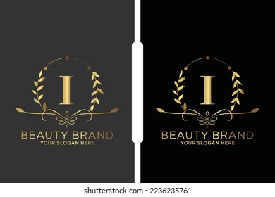 I Beauty Vektorgrafik Logo, Goldene Blumenbriefe mit Blütenblättern und Goldsplatten einzeln auf weißem Hintergrund. Vektorgrafik für Hochzeiten, Grußkarten, Einladungen, Vorlagendesign