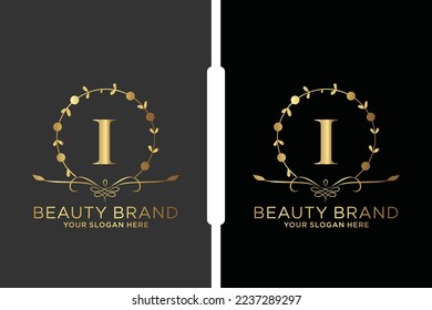 I Logo inicial del vector de belleza, letras doradas florales con hojas de flores y manchas doradas aisladas en fondo blanco. Ilustración vectorial para boda, tarjetas de felicitación, diseño de plantillas de invitaciones