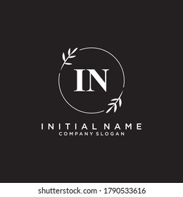 IN Beauty vector logotipo inicial, logotipo de escritura a mano de firma inicial, boda, moda, joyas, boutique, floral y botánica con plantilla creativa para cualquier empresa o negocio.