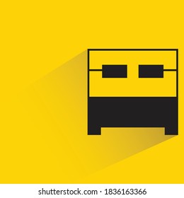 cama con sombra de caída sobre fondo amarillo