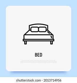 Cama con icono de línea delgada de almohadas. El interior de la habitación. Ilustración vectorial moderna del mobiliario.