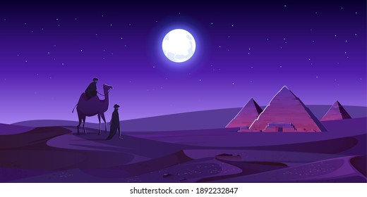 Beduinen wandern in der Nachtwüste zu den Pyramiden Ägyptens auf dem Kamel. Ägyptischer Pharao-Grabkomplex auf dem Plateau von Gizeh, beleuchtet mit mystischem Mondlicht unter Sternenhimmel. Cartoon-Vektorgrafik uralter afrikanischer Wahrzeichen