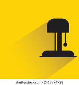 icono de la lámpara de noche con sombra sobre fondo amarillo