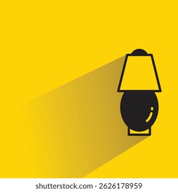 Icono de lámpara de noche con sombra sobre fondo amarillo