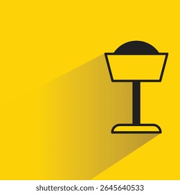 ícone de lâmpada de cabeceira com sombra sobre fundo amarelo