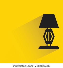 lámpara de noche con sombra sobre fondo amarillo