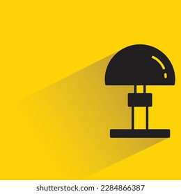 lámpara de noche con sombra sobre fondo amarillo