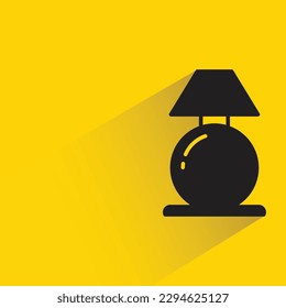 Nachttischlampe mit Schatten auf gelbem Hintergrund