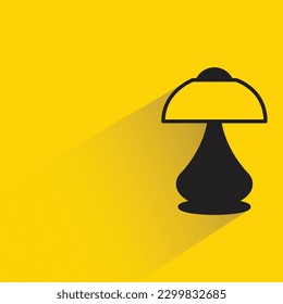lámpara de noche con sombra sobre fondo amarillo
