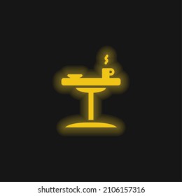 Icono de neón brillante amarillo de la tabla de la cama