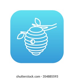Icono de la línea de colmena para web, móvil e infografía. Icono de blanco vector en el cuadrado de gradiente azul con esquinas redondeadas aisladas en fondo blanco.