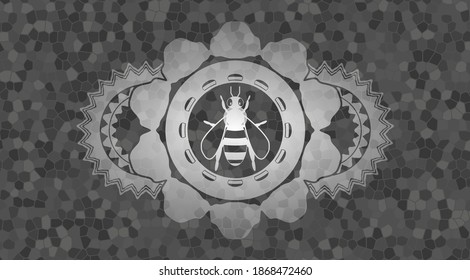 icono de abejas dentro de la pared de piedra gris color de forma realista. Fondo de diseño rocoso. Ilustración. 