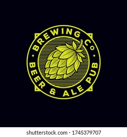 Logo de Cerveza y Ale. Emblema de Beer Pub. Letras y cono de lúpulo al estilo de grabado. Logotipo de empresa de elaboración. Estilo vintage.
