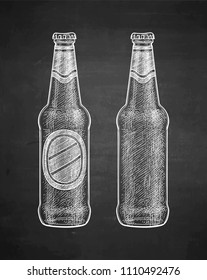 Botellas de cerveza. Esbozo de color en el fondo de la pizarra. Ilustración vectorial dibujada a mano. Estilo retro.