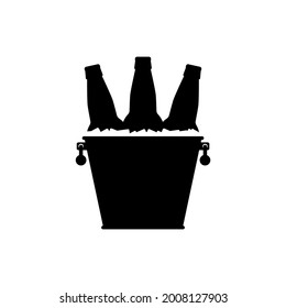 Botellas de cerveza en un cubo de metal con cubos de hielo. Silueta negra de fondo blanco. Imagen vectorial e icono simple.