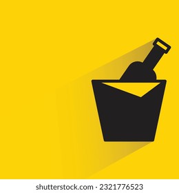 cerveza en cubo con sombra en fondo amarillo