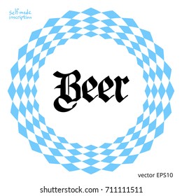 Plantilla de montaña rusa de cerveza. Mechón redondo para la jarra con ornamento bávaro de lozenges heráldicos blancos y azules. El logo de la cerveza en el centro de una alfombra de cerveza se dibuja a mano con tinta. Antiguo estilo de fuente gótico alemán. 