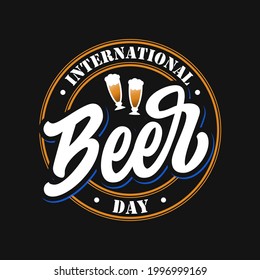 Logo del Día de la cerveza. Ilustración vectorial con carteles dibujados a mano, texto de celebración y lentes de cerveza aislados en el fondo. Etiqueta, signo, emblema, cartel, diseño de afiches para vacaciones internacionales
