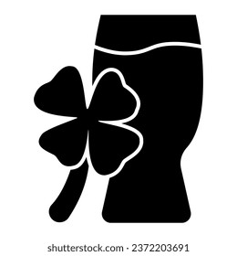 Vidrio de cerveza e icono sólido de trébol. Pub Beber mug con pictograma estilo glifo de Clover sobre fondo blanco. Celebración del Día del Patricio por concepto móvil y diseño web. Gráficos vectoriales