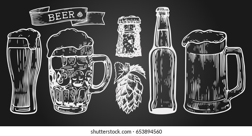 Bier Glas, Schlamm, Band, Flasche und Hopfen. Vintage Vektorgrafikgrafik für Web, Poster, Einladung zu Feiern. Handgezeichnetes Designelement einzeln auf schwarzem Hintergrund.