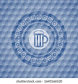 Bierjar-Symbol in blauem Emblem oder Abzeichen mit abstraktem geometrischem polygonalen Muster-Hintergrund.