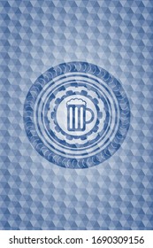 Bierjar-Symbol in blauem Abzeichen mit geometrischem Muster Hintergrund.