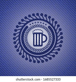 Bierkäfigsymbol im Emblem mit jean texture
