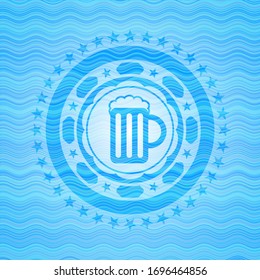 Icono de jarra de cerveza dentro del emblema de estilo azul claro.