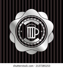 icono de jarra de cerveza dentro de una placa brillante de plata. 