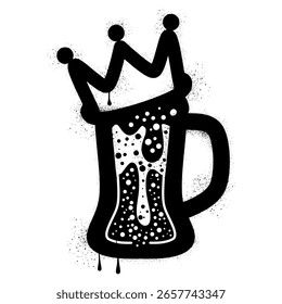 Taza de cerveza con la mano de la corona dibujada con el graffiti negro de la pintura en aerosol
