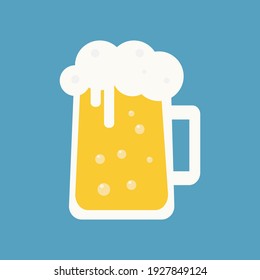 Cerveza con espuma y burbujas sobre fondo azul