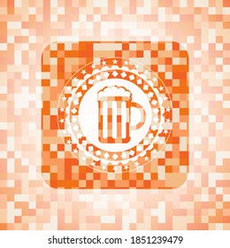 icono de jarra de cerveza dentro del emblema abstracto, fondo de mosaico naranja. 