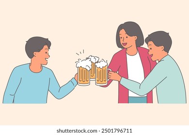 Fiesta de cerveza con un grupo de amigos que sostienen tazas de bebida espumosa mientras visitan un bar o taberna. Hombres y mujeres jóvenes celebrando cumpleaños y bebiendo cerveza mientras hacen un brindis de felicitación