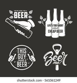 Juego de comillas relacionadas con la cerveza. Mano con botella. Elementos de diseño para publicidad en cervecerías, impresiones y carteles. Ilustración vectorial.