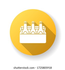 Icono de glifo de sombra larga de diseño plano amarillo de cerveza. Bebida alcohólica en frío. Booze en paquete. Espíritus en el contenedor de la tienda de conveniencia. Ale 6pack. Ilustración de color RGB de silueta