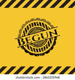 Empieza el emblema negro grunge dentro del signo de advertencia amarillo. Ilustración vectorial. Detallado. 